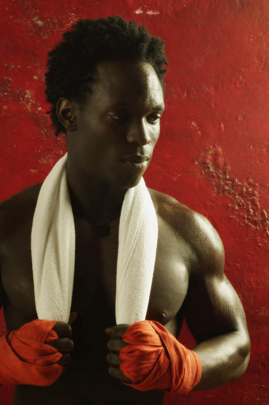 西方人,肌肉,头发,裸体,赤膊,一个人,拳击手,竖图,室内,白天,正面,锻炼,快乐,比赛,运动,竞争,拳击,欧洲,黑人,欧洲人,仅一个男性,仅一个人,红色背景,浴巾,拳击手套,娱乐,裸露,仅一个年轻男性,黑色,毛巾,休闲,摄影,影棚,赤裸,体育运动,裸,体育,男人,男性,年轻男性,发型,拳击家,拳击运动员,半身,彩图,影棚拍摄,健身,拍摄,发,短发