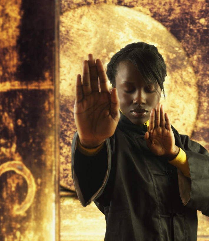 西方人,手,手掌,头发,一个人,闭眼,竖图,室内,白天,正面,民族服装,数码,科技,武术,欧洲,黑人,欧洲人,仅一个年轻女性,仅一个女性,仅一个人,阴影,网络,高光,几何,计算机图形,合成,黑色,摄影,影棚,功夫,电脑合成图,数码合成图,年轻女性,女人,女性,发型,闭眼睛,闭着眼,闭着眼睛,半身,彩图,影棚拍摄,拍摄,唐装,短发