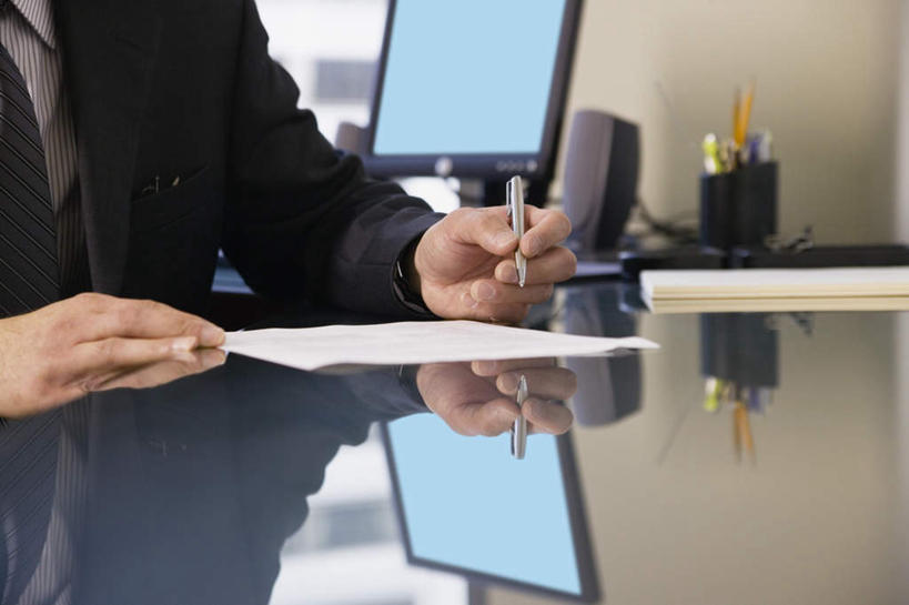 东方人,一个人,商务人士,商务男性,办公室,高楼大厦,坐,横图,室内,白天,正面,衬衫,西装,商务,办公楼,职员,电脑,窗户,落地窗,写字楼,笔筒,亚洲,仅一个人,握,写,套装,正装,笔,钢笔,领带,音箱,音响,拿,拿着,职业装,黄种人,玻璃窗,楼层,金色,台式电脑,摩天大厦,帅哥,握着,金融,商务套装,经济,金黄色,书写,通信设备,液晶显示屏,液晶显示器,商务装,笔盒,贸易,工薪阶层,输出设备,男人,男性,年轻男性,亚洲人,白领,商人,上班族,坐着,半身,彩图,衬衣,西服,白领阶层,办公室职员