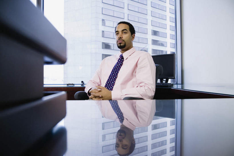 西方人,一个人,商务人士,商务男性,办公室,高楼大厦,坐,双手交叉,横图,室内,白天,背景,正面,衬衫,商务,办公楼,职员,窗户,落地窗,桌子,写字楼,椅子,欧洲,非洲,黑人,欧洲人,仅一个男性,仅一个人,仅一个中年男性,套装,正装,朦胧,模糊,办公桌,领带,注视,职业装,玻璃窗,楼层,观察,看,摩天大厦,金融,商务套装,经济,观看,办公椅,旋转椅,察看,关注,商务装,贸易,工薪阶层,男人,男性,中年男性,非洲人,白领,商人,上班族,十字手,坐着,半身,彩图,衬衣,白领阶层,办公室职员