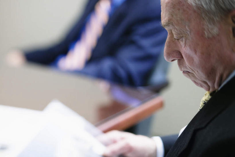 两个人,伙伴,朋友,办公室,会议室,坐,横图,室内,特写,白天,侧面,衬衫,西装,看书,讨论,阅读,友谊,合作,团队,桌子,书籍,条纹,套装,正装,朦胧,模糊,会议,领结,办公桌,领带,职业装,书本,看,思考,战略,读书,浏览,金融,商务套装,经济,仔细,领导,商务装,领袖,贸易,工薪阶层,会议中心,联合,合谋,配合,认真,协作,老年男性,男人,男性,书,商讨,协商,坐着,半身,彩图,衬衣,西服