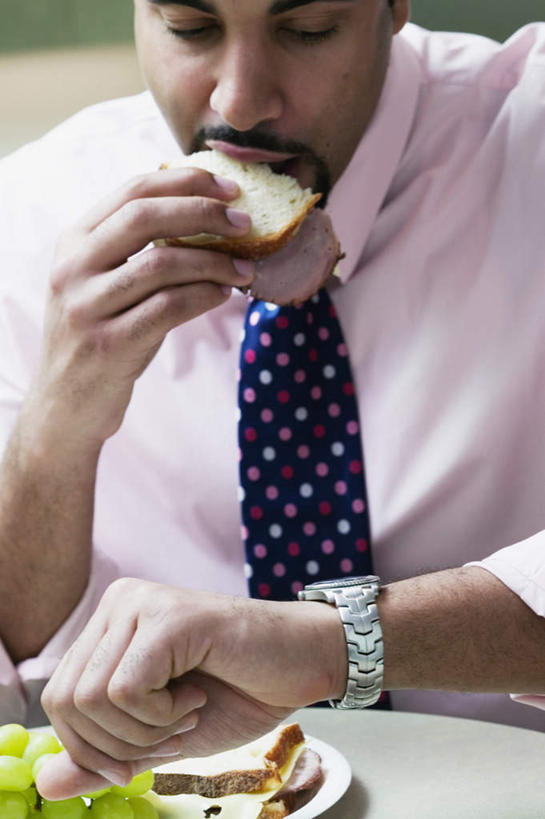 西方人,一个人,商务人士,商务男性,办公室,坐,吃,竖图,室内,白天,正面,衬衫,商务,职员,葡萄,欧洲,欧洲人,仅一个人,咬,套装,正装,手表,汉堡,三明治,提子,领带,注视,职业装,汉堡包,培根,观察,看,休息,休闲,放松,帅哥,金融,商务套装,经济,观看,熏肉,咬着,察看,关注,商务装,贸易,工薪阶层,水晶葡萄,男人,男性,年轻男性,白种人,白领,商人,上班族,坐着,半身,彩图,衬衣,白领阶层,办公室职员