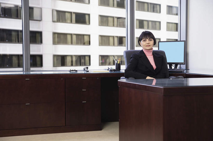 西方人,一个人,商务人士,商务女性,办公室,高楼大厦,坐,横图,室内,白天,正面,毛衣,西装,商务,办公楼,职员,电脑,窗户,落地窗,桌面,桌子,写字楼,电话,椅子,笔筒,欧洲,欧洲人,仅一个人,套装,正装,笔,影子,办公桌,注视,职业装,通讯设备,玻璃窗,倒影,楼层,观察,看,台式电脑,摩天大厦,美女,金融,商务套装,经济,观看,办公椅,旋转椅,察看,领导,固定电话,镜面,关注,通信设备,液晶显示器,商务装,领袖,贸易,工薪阶层,交流,年轻女性,女人,女性,中年女性,白种人,白领,商人,上班族,沟通,通话,坐着,半身,彩图,西服,白领阶层,办公室职员,高领毛衣