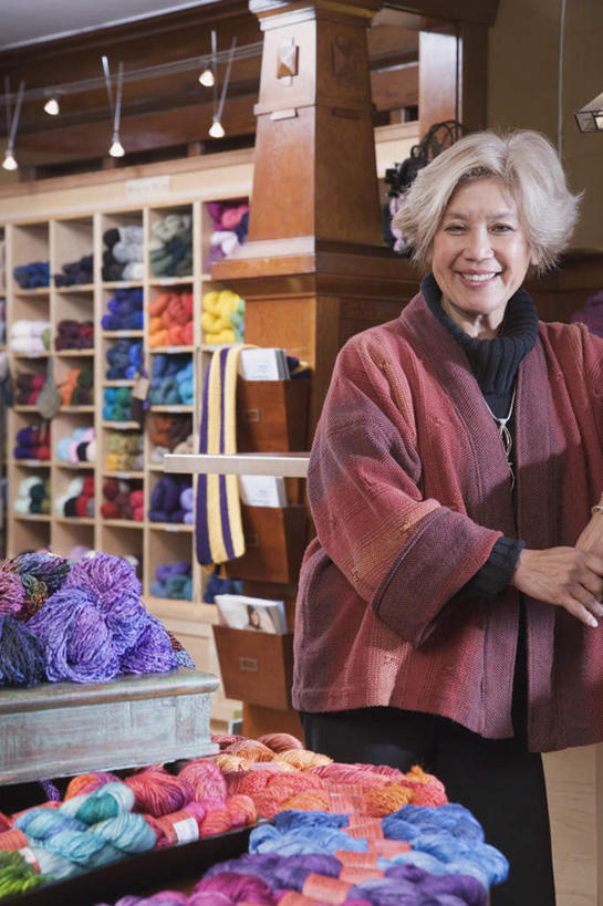 东方人,头发,一个人,商店,站,笑,微笑,露齿笑,竖图,室内,白天,正面,布艺,吊顶,亚洲,仅一个人,壁灯,商品,灯光,注视,黄种人,商铺,外套,货架,货物,展示架,展架,灯,披肩,毛线,观察,看,靠,靠着,站着,射灯,成熟,美女,储物架,观看,优雅,五颜六色,察看,丝线,关注,客户,五彩缤纷,分类,市肆,商号,年轻女性,女人,女性,亚洲人,商人,半身,彩图,店铺