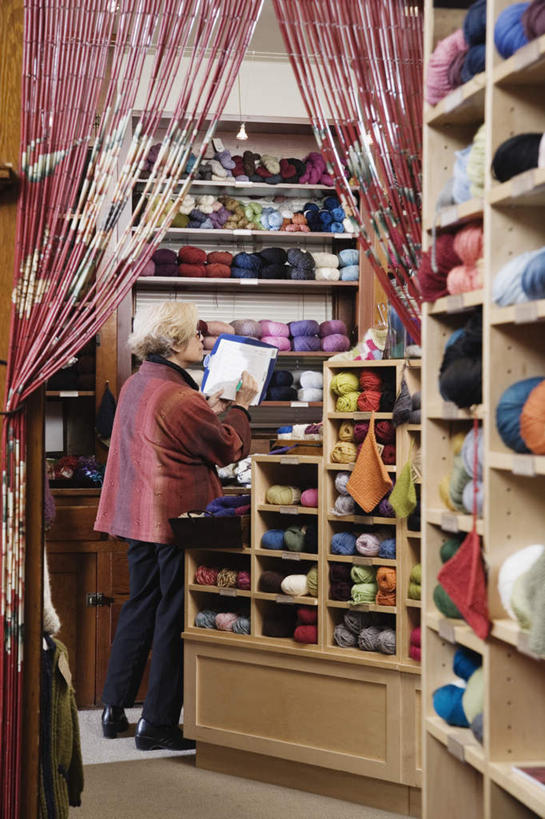 东方人,一个人,商店,站,笑,微笑,竖图,室内,白天,亚洲,仅一个人,写,商品,手工艺品,记事本,拿,拿着,黄种人,商铺,货架,货物,展示架,展架,背面,帘子,货品,珠帘,毛线,站着,专注,储物架,五颜六色,仔细,记事簿,丝线,书写,账本,五彩缤纷,分类,市肆,商号,认真,老年女性,女人,女性,中年女性,亚洲人,商人,彩图,全身,店铺