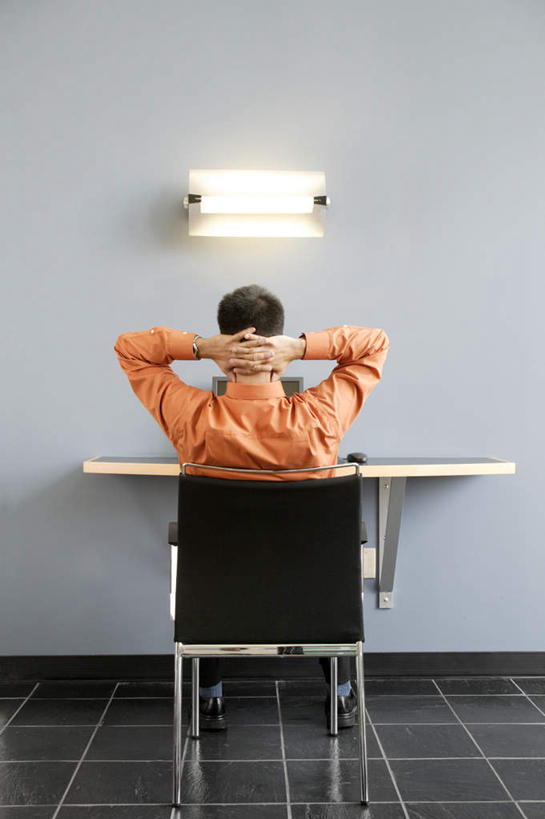 西方人,一个人,商务人士,商务男性,办公室,坐,竖图,室内,白天,衬衫,地板,桌子,欧洲,欧洲人,仅一个男性,仅一个人,阴影,套装,光线,壁灯,影子,办公桌,墙,灯光,地面,靠背椅,墙壁,灯,仅一个年轻男性,背面,灯具,双手抱头,商务装,工薪阶层,照明工具,男人,男性,年轻男性,白种人,白领,上班族,坐着,彩图,全身,衬衣