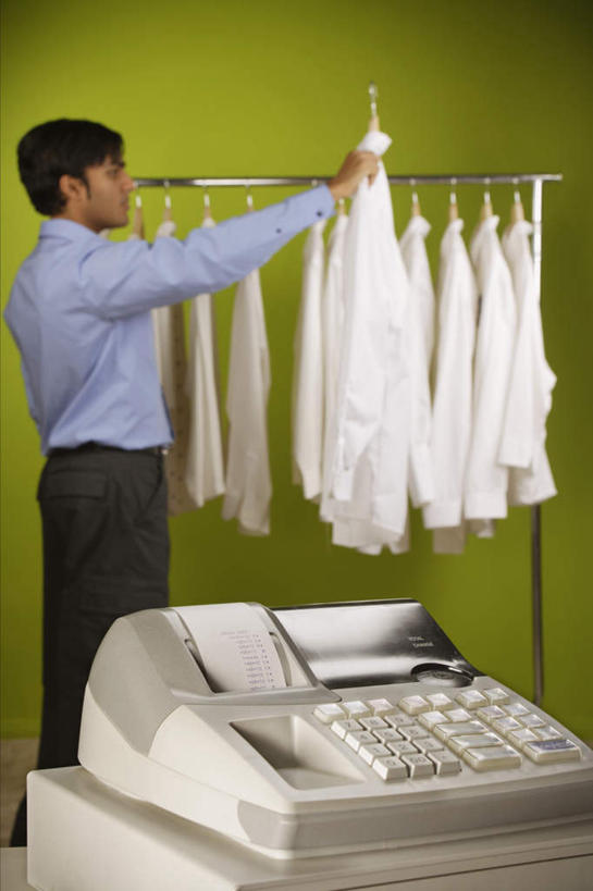 东方人,一个人,夫妻,站,举,抱,竖图,室内,白天,侧面,衬衫,爱情,购物,消费,衣架,亚洲,仅一个男性,仅一个人,吊挂,悬挂,绿色背景,服装,浪漫,挂,黄种人,仅一个年轻男性,衣服,站着,收银员,恩爱,恋人,摄影,服饰,影棚,衣着,穿着,结账,收银机,衣饰,男人,男性,年轻男性,亚洲人,情侣,挂衣架,晾衣架,怀抱,举起,搂,搂抱,相抱,拥抱,半身,彩图,影棚拍摄,拍摄,伴侣