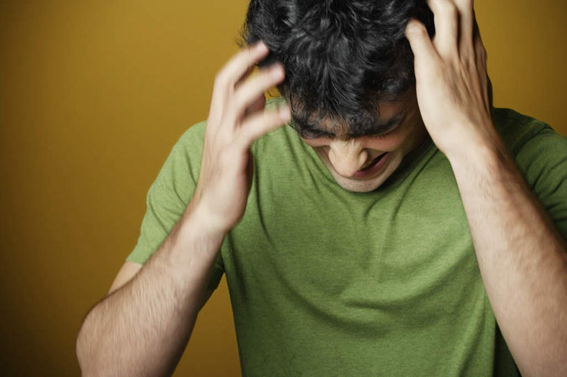 西方人,脸,头,脸颊,一个人,站,笑,微笑,露齿笑,横图,室内,特写,白天,正面,T恤衫,欧洲,欧洲人,仅一个男性,仅一个人,抓头,黄色背景,沮丧,T恤,注视,肩膀,仅一个年轻男性,观察,看,站着,休闲服,抓,苦恼,摄影,影棚,观看,察看,关注,男人,男性,年轻男性,白种人,头部,脸部,脸蛋,面部,半身,彩图,影棚拍摄,拍摄