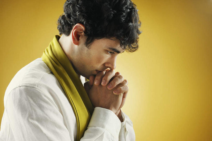 西方人,脸,头,脸颊,一个人,站,捧,横图,室内,特写,白天,侧面,衬衫,项链,欧洲,欧洲人,仅一个男性,仅一个人,戴,黄色背景,十字架,丝巾,拿,拿着,肩膀,仅一个年轻男性,围巾,祈祷,双手合十,站着,摄影,影棚,围脖,戴着,祷告,男人,男性,年轻男性,白种人,头部,脸部,脸蛋,面部,端,端着,捧着,抬头,半身,彩图,影棚拍摄,衬衣,拍摄