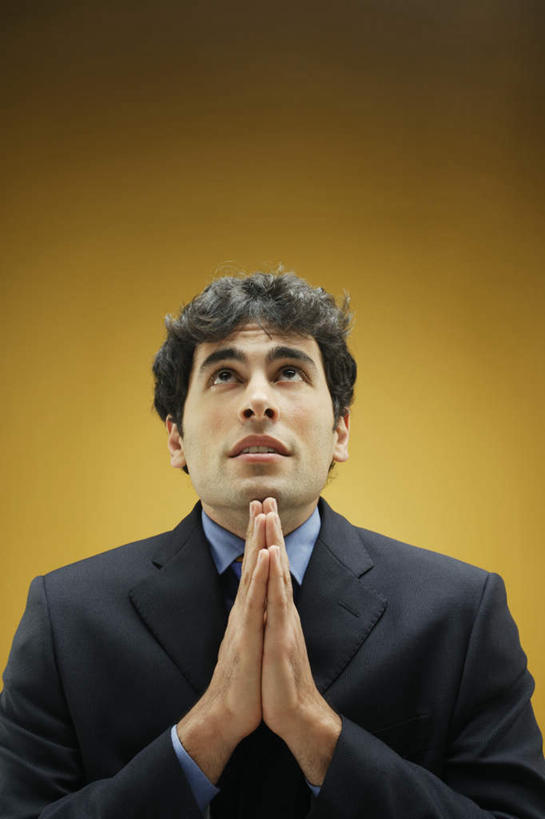 西方人,脸,头,脸颊,一个人,商务男性,站,笑,微笑,竖图,室内,特写,白天,正面,衬衫,西装,欧洲,欧洲人,仅一个男性,仅一个人,黄色背景,套装,领带,注视,肩膀,仅一个年轻男性,观察,看,祈祷,双手合十,站着,摄影,影棚,观看,察看,祷告,关注,商务装,工薪阶层,男人,男性,年轻男性,白种人,头部,脸部,脸蛋,面部,白领,上班族,抬头,仰头,半身,彩图,影棚拍摄,衬衣,拍摄
