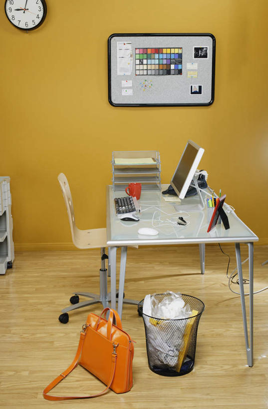 无人,办公室,竖图,室内,白天,正面,显示器,鼠标,键盘,地板,柜子,桌子,杯子,书籍,相框,包,档案,公文包,时钟,文件,办公桌,墙,垃圾桶,地面,靠背椅,壁画,墙壁,画,马克杯,水杯,挂钟,文档,挂画,液晶显示器,垃圾篓,装饰画,彩图