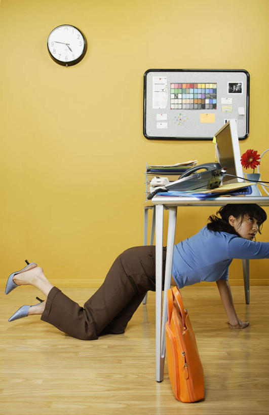 西方人,一个人,商务人士,商务女性,捧,打电话,竖图,室内,白天,侧面,显示器,桌面,桌子,电话,书籍,欧洲,欧洲人,仅一个年轻女性,仅一个女性,仅一个人,套装,包,档案,公文包,时钟,墙,拿,拿着,注视,通讯设备,壁画,墙壁,画,资料,挂钟,观察,看,趴着,休闲服,观看,察看,关注,文档,液晶显示器,商务装,垃圾篓,垃圾筐,工薪阶层,输出设备,交流,年轻女性,女人,女性,白种人,白领,上班族,装饰画,沟通,趴,捧着,通话,半身,彩图