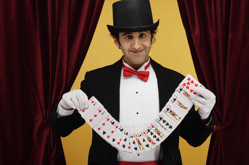 西方人,一个人,魔术师,站,笑,微笑,露齿笑,横图,室内,白天,正面,衬衫,西装,帽子,扑克牌,扑克,欧洲,欧洲人,仅一个男性,仅一个人,一排,戴,红色背景,弯曲,整齐,领结,注视,礼帽,排列,仅一个年轻男性,红色,手套,观察,看,站着,帷幕,观看,戴着,察看,魔术,变戏法,队列,关注,帷幔,幕布,幕帘,帷幔布,男人,男性,年轻男性,白种人,魔术大师,半身,彩图,衬衣