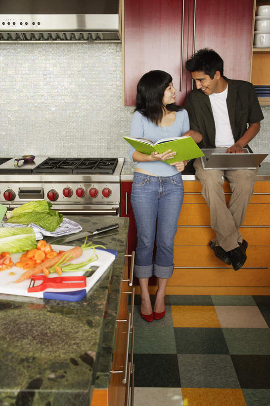 东方人,西方人,两个人,家庭,夫妻,站,捧,竖图,室内,白天,正面,爱情,厨房,胡萝卜,蔬菜,花瓶,欧洲,欧洲人,亚洲,服装,水槽,水龙头,生菜,文件夹,浪漫,拿,拿着,注视,休闲装,黄种人,砧板,衣服,资料,橱柜,碗,观察,看,站着,休闲,温暖,温馨,一家人,休闲服,恩爱,恋人,服饰,观看,和睦,察看,关注,开放式厨房,交流,男人,男性,年轻男性,年轻女性,女人,女性,白种人,亚洲人,年轻人,夫妇,情侣,端,端着,沟通,交谈,捧着,彩图,全身,伴侣,融洽,料理台