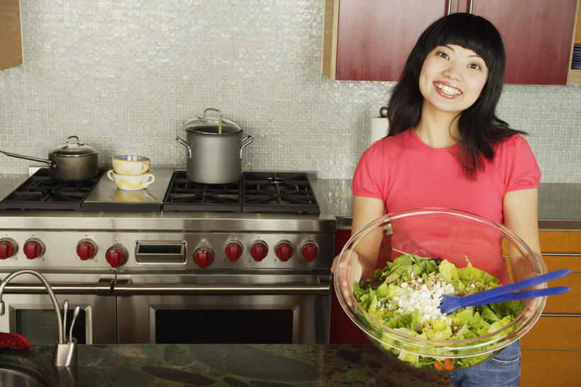 东方人,一个人,家庭,站,捧,笑,微笑,露齿笑,横图,室内,白天,正面,厨房,蔬菜,餐具,亚洲,仅一个年轻女性,仅一个女性,仅一个人,服装,新鲜,水槽,水龙头,生食,蔬菜沙拉,沙拉,食品,拿,拿着,注视,休闲装,黄种人,色拉,锅,沙律,食物,衣服,橱柜,碗,观察,看,站着,休闲,温暖,温馨,一家人,休闲服,服饰,有机食品,绿色食品,观看,色拉酱,和睦,察看,关注,千岛酱,开放式厨房,年轻女性,女人,女性,亚洲人,端,端着,捧着,半身,彩图,融洽,料理台