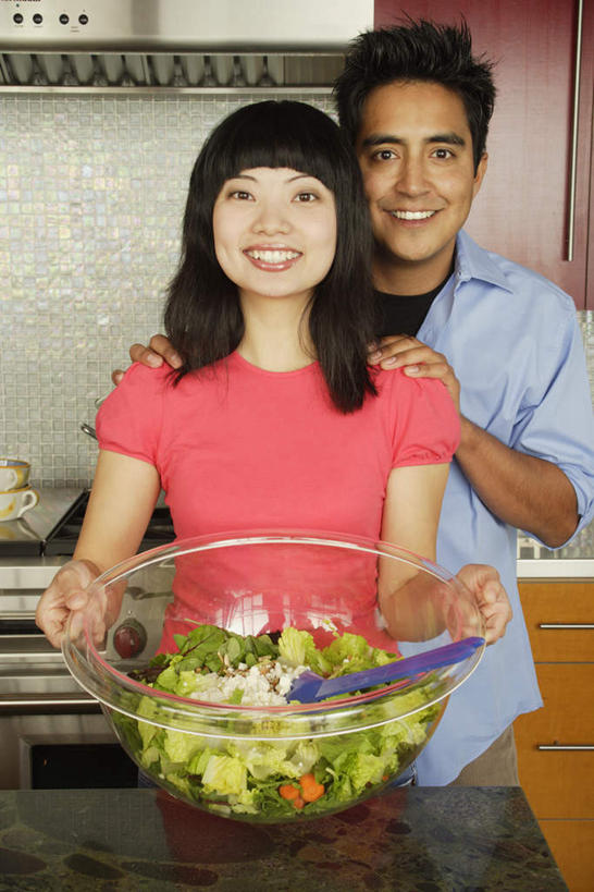 东方人,西方人,两个人,家庭,夫妻,站,笑,微笑,露齿笑,竖图,室内,白天,正面,爱情,厨房,胡萝卜,蔬菜,欧洲,欧洲人,亚洲,握,服装,新鲜,生菜,生食,蔬菜沙拉,沙拉,食品,浪漫,拿,拿着,注视,休闲装,黄种人,色拉,沙律,食物,衣服,橱柜,碗,观察,看,站着,休闲,温暖,温馨,一家人,休闲服,恩爱,握着,恋人,服饰,有机食品,绿色食品,观看,色拉酱,和睦,察看,关注,千岛酱,开放式厨房,男人,男性,年轻男性,年轻女性,女人,女性,白种人,亚洲人,年轻人,夫妇,情侣,半身,彩图,伴侣,融洽,料理台