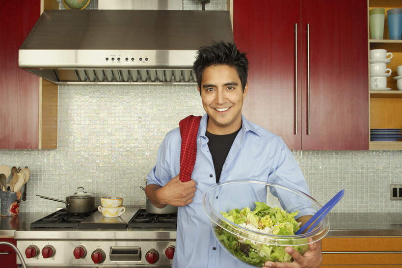 西方人,一个人,站,捧,笑,微笑,露齿笑,横图,室内,白天,正面,厨房,胡萝卜,蔬菜,杯子,欧洲,欧洲人,仅一个男性,仅一个人,服装,新鲜,瓷器,锅子,生菜,生食,蔬菜沙拉,沙拉,食品,咖啡杯,拿,拿着,注视,休闲装,色拉,沙律,食物,仅一个年轻男性,衣服,橱柜,毛巾,观察,看,站着,休闲,休闲服,服饰,有机食品,绿色食品,油烟机,观看,色拉酱,察看,关注,千岛酱,瓷杯,开放式厨房,男人,男性,年轻男性,白种人,端,端着,捧着,半身,彩图