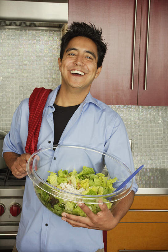 西方人,一个人,站,捧,笑,微笑,露齿笑,竖图,室内,白天,正面,厨房,胡萝卜,蔬菜,杯子,欧洲,欧洲人,仅一个男性,仅一个人,服装,新鲜,瓷器,锅子,生菜,生食,蔬菜沙拉,沙拉,食品,咖啡杯,拿,拿着,注视,休闲装,色拉,沙律,食物,仅一个年轻男性,衣服,橱柜,毛巾,观察,看,站着,休闲,休闲服,服饰,有机食品,绿色食品,油烟机,观看,色拉酱,察看,关注,千岛酱,瓷杯,开放式厨房,男人,男性,年轻男性,白种人,端,端着,捧着,半身,彩图