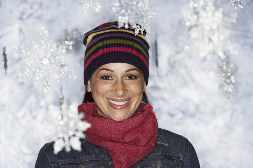 西方人,一个人,站,笑,微笑,露齿笑,横图,室内,白天,白色背景,正面,帽子,欧洲,圣诞节,欧洲人,仅一个女性,仅一个人,悬挂,服装,装饰,雪花,注视,休闲装,衣服,饰品,围巾,观察,看,站着,仅一个中年女性,休闲,温暖,休闲服,摄影,服饰,影棚,围脖,观看,保暖,华丽,点缀,察看,御寒,关注,衬托,美观,雅致,雅观,棉帽,女人,女性,中年女性,白种人,半身,彩图,影棚拍摄,拍摄