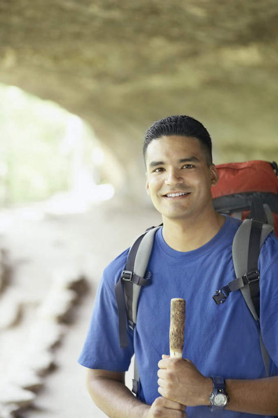 西方人,背,一个人,站,捧,笑,微笑,露齿笑,竖图,室外,白天,正面,旅游,度假,美景,欧洲,欧洲人,仅一个男性,仅一个人,服装,朦胧,模糊,木棒,洞,景观,拿,拿着,注视,休闲装,娱乐,仅一个年轻男性,衣服,自然,背包,观察,看,站着,享受,休闲,休闲服,景色,放松,服饰,洞穴,观看,登山包,木棍,察看,关注,自然风光,男人,男性,年轻男性,白种人,端,端着,捧着,半身,彩图