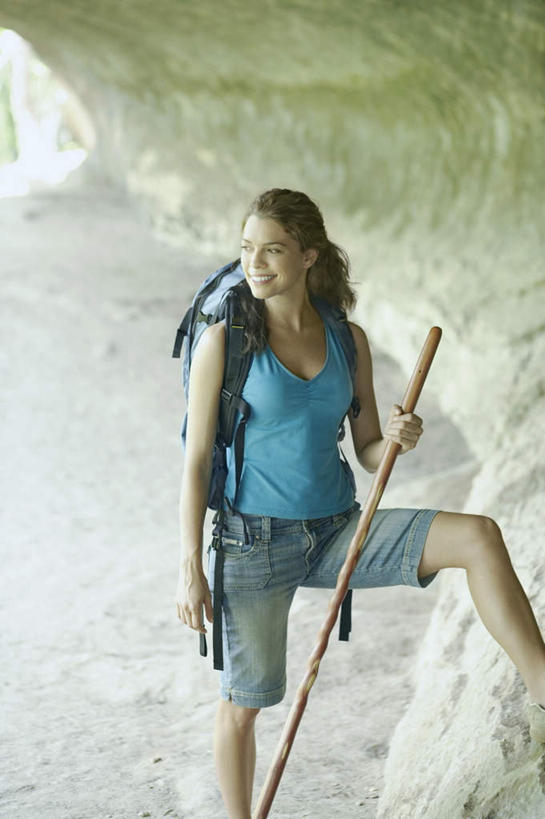 西方人,背,一个人,站,捧,笑,微笑,露齿笑,竖图,室外,白天,正面,旅游,度假,美景,欧洲,欧洲人,仅一个年轻女性,仅一个女性,仅一个人,服装,朦胧,模糊,木棒,洞,景观,拿,拿着,注视,休闲装,娱乐,衣服,自然,背包,观察,看,站着,享受,休闲,休闲服,景色,放松,服饰,洞穴,观看,登山包,木棍,察看,关注,自然风光,年轻女性,女人,女性,白种人,端,端着,捧着,半身,彩图