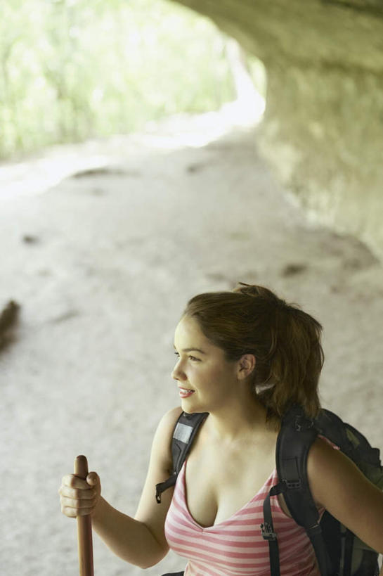 西方人,背,一个人,站,捧,笑,微笑,露齿笑,竖图,室外,白天,正面,旅游,度假,美景,欧洲,欧洲人,仅一个年轻女性,仅一个女性,仅一个人,服装,朦胧,模糊,木棒,洞,景观,拿,拿着,注视,休闲装,娱乐,衣服,自然,背包,观察,看,站着,享受,休闲,休闲服,景色,放松,服饰,洞穴,观看,登山包,木棍,察看,关注,自然风光,年轻女性,女人,女性,白种人,端,端着,捧着,半身,彩图