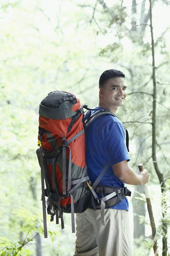 西方人,背,一个人,站,捧,竖图,室外,白天,侧面,旅游,度假,美景,森林,树林,植物,欧洲,欧洲人,仅一个男性,仅一个人,服装,朦胧,模糊,包,木棒,景观,拿,拿着,注视,休闲装,娱乐,树,树木,树枝,仅一个年轻男性,衣服,绿色,自然,背包,观察,看,站着,享受,休闲,休闲服,景色,放松,服饰,观看,登山包,木棍,察看,关注,自然风光,男人,男性,年轻男性,白种人,端,端着,捧着,半身,彩图