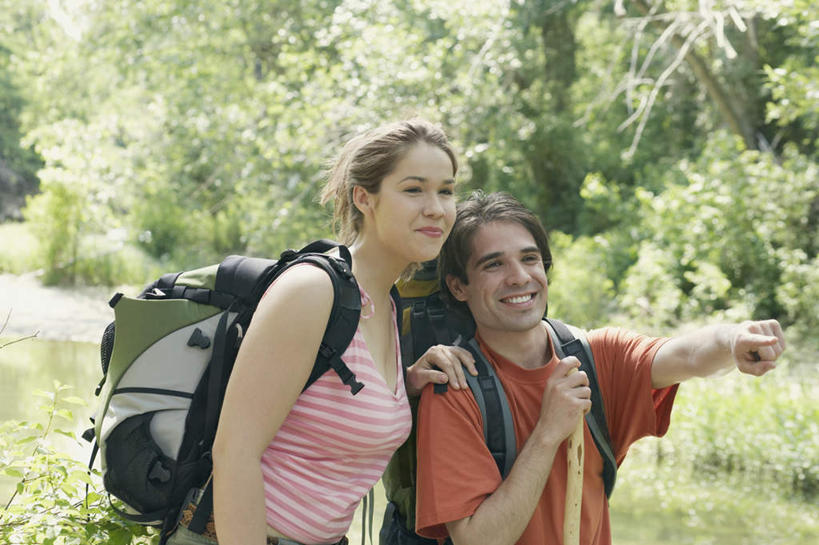 西方人,背,两个人,夫妻,站,捧,笑,微笑,露齿笑,横图,室外,白天,正面,爱情,旅游,度假,美景,森林,树林,植物,欧洲,欧洲人,服装,朦胧,模糊,木棒,景观,浪漫,拿,拿着,注视,休闲装,娱乐,树,树木,衣服,绿色,自然,背包,观察,看,站着,享受,休闲,休闲服,景色,恩爱,放松,恋人,服饰,观看,登山包,木棍,察看,关注,自然风光,男人,男性,年轻男性,年轻女性,女人,女性,白种人,情侣,端,端着,捧着,半身,彩图,伴侣