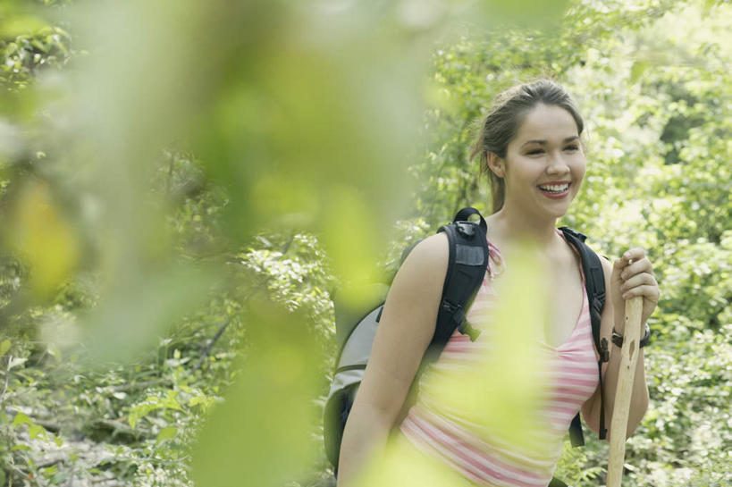 西方人,背,一个人,捧,笑,微笑,露齿笑,横图,室外,白天,正面,旅游,度假,美景,森林,树林,植物,欧洲,欧洲人,仅一个年轻女性,仅一个女性,仅一个人,服装,朦胧,模糊,木棒,景观,拿,拿着,注视,休闲装,娱乐,树,树木,衣服,绿色,自然,背包,观察,看,享受,休闲,休闲服,景色,放松,服饰,观看,登山包,木棍,察看,关注,自然风光,年轻女性,女人,女性,白种人,端,端着,捧着,半身,彩图