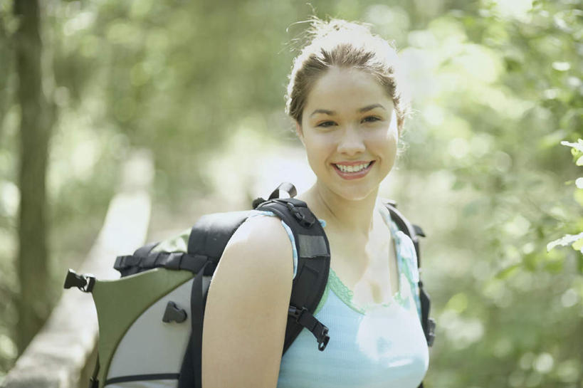 西方人,背,一个人,栏杆,站,捧,笑,微笑,露齿笑,横图,室外,白天,正面,旅游,度假,美景,森林,树林,植物,欧洲,欧洲人,仅一个年轻女性,仅一个女性,仅一个人,服装,朦胧,模糊,扶手,景观,拿,拿着,注视,休闲装,娱乐,护栏,树,树木,衣服,绿色,自然,背包,观察,看,站着,享受,休闲,休闲服,景色,放松,服饰,观看,登山包,察看,关注,自然风光,年轻女性,女人,女性,白种人,端,端着,捧着,半身,彩图