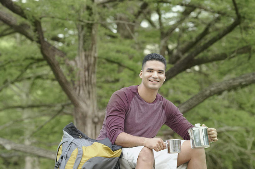 西方人,一个人,坐,捧,横图,室外,白天,仰视,旅游,度假,美景,森林,树林,植物,杯子,欧洲,欧洲人,仅一个男性,仅一个人,不锈钢,服装,朦胧,模糊,包,景观,拿,拿着,注视,休闲装,娱乐,树,树木,仅一个年轻男性,衣服,绿色,自然,背包,水杯,观察,看,享受,休闲,休闲服,景色,放松,服饰,观看,登山包,察看,关注,自然风光,男人,男性,年轻男性,白种人,端,端着,捧着,坐着,半身,彩图,低角度拍摄