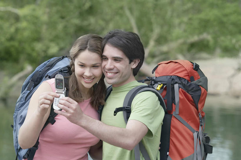 西方人,背,两个人,夫妻,站,捧,打电话,横图,室外,白天,正面,爱情,旅游,度假,湖,美景,森林,树林,植物,电话,手机,欧洲,欧洲人,服装,朦胧,模糊,景观,水面,浪漫,拿,拿着,注视,休闲装,娱乐,通讯设备,树,树木,衣服,绿色,自然,背包,湖水,观察,看,站着,享受,休闲,休闲服,景色,恩爱,放松,恋人,服饰,观看,登山包,察看,关注,自然风光,交流,男人,男性,年轻男性,年轻女性,女人,女性,白种人,情侣,端,端着,沟通,捧着,通话,半身,彩图,伴侣