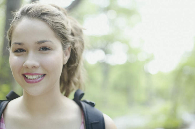 西方人,脸,头,脸颊,一个人,站,笑,微笑,露齿笑,横图,室外,特写,白天,正面,旅游,度假,美景,森林,树林,植物,欧洲,欧洲人,仅一个年轻女性,仅一个女性,仅一个人,阴影,服装,朦胧,模糊,光线,影子,景观,休闲装,娱乐,树,树木,衣服,绿色,阳光,自然,背包,站着,享受,休闲,休闲服,景色,放松,服饰,登山包,自然风光,年轻女性,女人,女性,白种人,头部,脸部,脸蛋,面部,半身,彩图