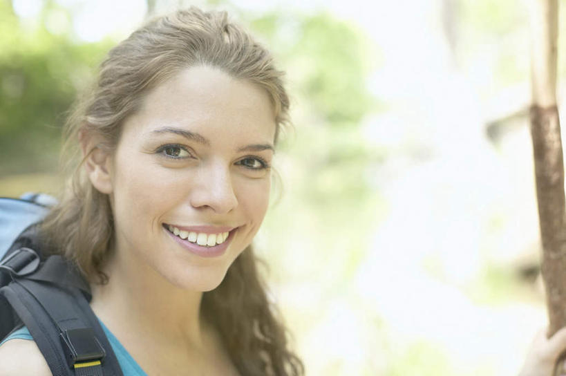 西方人,脸,头,脸颊,一个人,站,笑,微笑,露齿笑,横图,室外,特写,白天,正面,旅游,度假,美景,森林,树林,植物,欧洲,欧洲人,仅一个年轻女性,仅一个女性,仅一个人,阴影,服装,朦胧,模糊,光线,影子,景观,休闲装,娱乐,树,树木,衣服,绿色,阳光,自然,站着,享受,休闲,休闲服,景色,放松,服饰,生长,成长,登山包,自然风光,年轻女性,女人,女性,白种人,头部,脸部,脸蛋,面部,半身,彩图