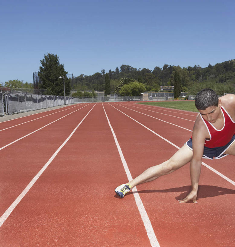 一个人,运动员,起跑线,竖图,室外,白天,正面,锻炼,快乐,比赛,运动,竞争,草地,草坪,植物,欧洲,欧洲人,仅一个男性,仅一个人,田径,跑道,竞技场,训练,注视,娱乐,草,树,树木,仅一个年轻男性,蓝色,绿色,蓝天,天空,自然,天,观察,看,休闲,健康,体育用品,压腿,生长,晴朗,成长,观看,察看,体育运动,关注,健身器材,万里无云,体育,男人,男性,年轻男性,白种人,晴空,晴空万里,体育运动员,彩图,健身