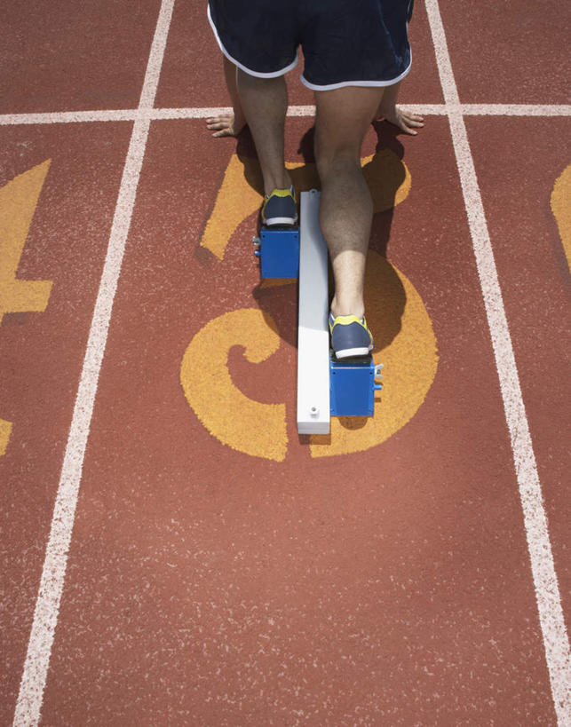 腿部,一个人,运动员,起跑线,站,竖图,俯视,室外,特写,白天,锻炼,快乐,比赛,运动,竞争,草地,草坪,欧洲,欧洲人,仅一个男性,仅一个人,跑道,竞技场,训练,娱乐,脚部,草,仅一个年轻男性,站着,休闲,健康,体育用品,体育运动,健身器材,助跑器,体育,男人,男性,年轻男性,白种人,体育运动员,站立,彩图,高角度拍摄,健身