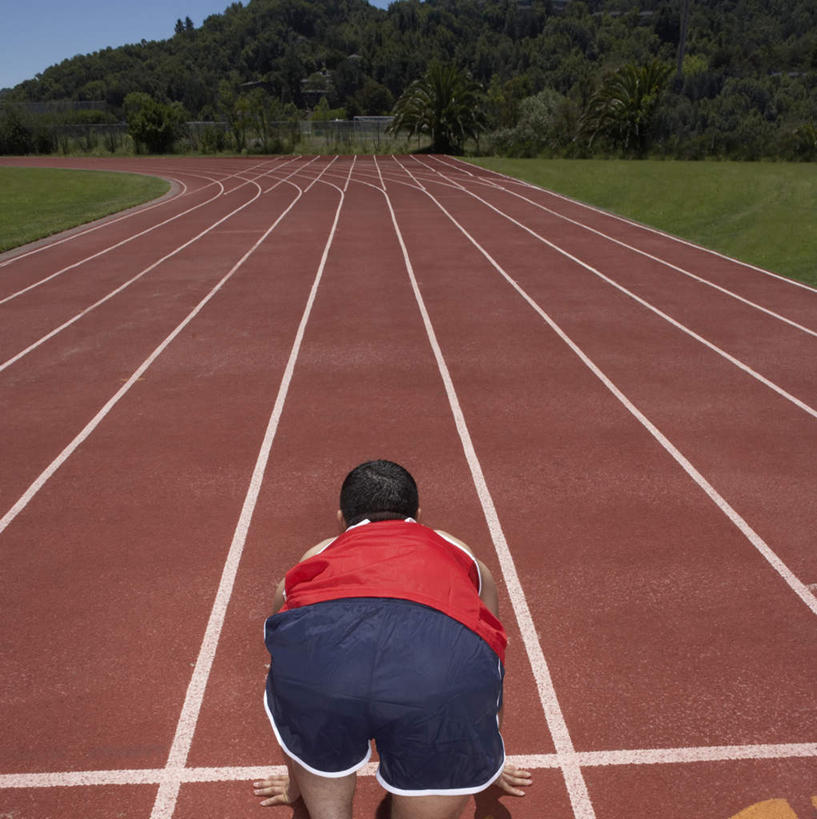 一个人,运动员,体育馆,运动场,起跑线,蹲,竖图,俯视,室外,白天,锻炼,快乐,比赛,运动,竞争,草地,草坪,欧洲,欧洲人,仅一个男性,仅一个人,跑道,竞技场,训练,娱乐,体育场,草,仅一个年轻男性,休闲,健康,体育用品,田径场,体育运动,健身器材,户外运动,助跑器,运动馆,体育,男人,男性,年轻男性,白种人,体育运动员,蹲着,彩图,高角度拍摄,健身,陆上运动