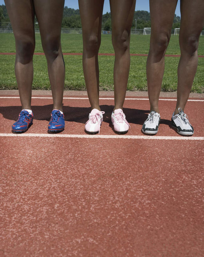 腿部,三个人,伙伴,朋友,运动员,体育馆,运动场,起跑线,站,竖图,俯视,室外,特写,白天,锻炼,快乐,友谊,比赛,运动,合作,团队,竞争,非洲,黑人,并排,塑胶,田径,跑道,竞技场,训练,娱乐,运动器械,体育场,站着,休闲,健康,体育用品,战略,田径场,体育运动,健身器材,户外运动,联合,合谋,运动馆,配合,体育,协作,非洲人,站立,半身,彩图,高角度拍摄,健身,陆上运动