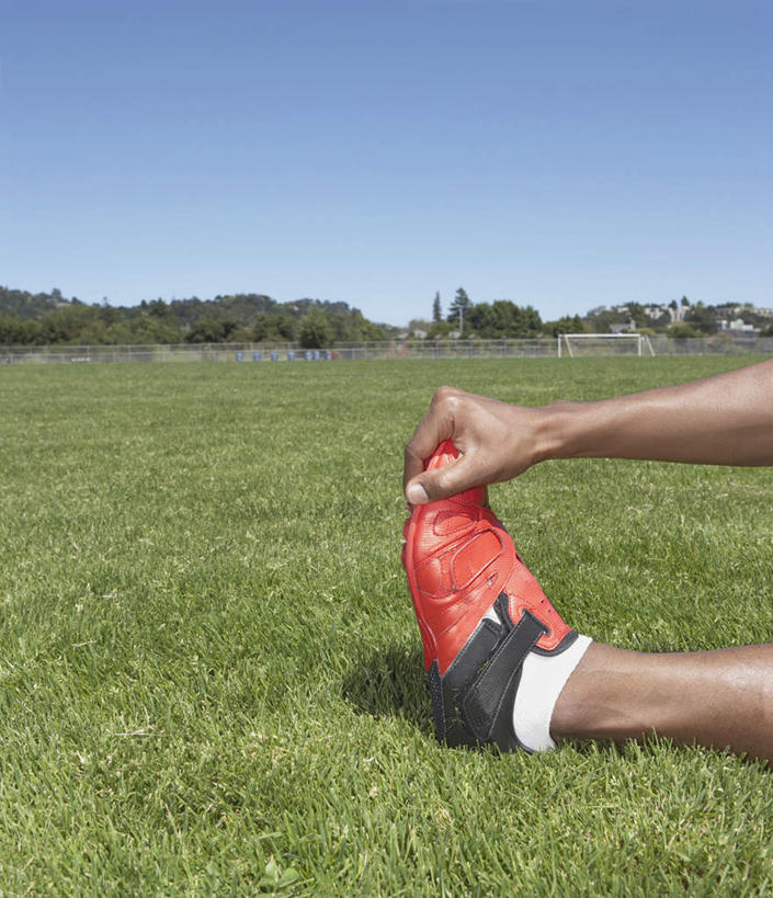 手,腿部,一个人,运动员,体育馆,运动场,起跑线,竖图,俯视,室外,特写,白天,锻炼,快乐,比赛,运动,竞争,草地,草坪,欧洲,欧洲人,仅一个男性,仅一个人,田径,竞技场,训练,娱乐,运动器械,体育场,草,仅一个年轻男性,休闲,健康,体育用品,压腿,田径场,脚尖,体育运动,健身器材,触碰,运动馆,碰,体育,男人,男性,年轻男性,白种人,手臂,半身,彩图,高角度拍摄,健身