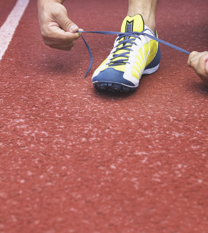 一个人,运动员,体育馆,运动场,起跑线,竖图,俯视,室外,特写,白天,鞋,运动鞋,锻炼,快乐,比赛,运动,竞争,双手,仅一个人,塑胶,田径,跑道,竞技场,训练,娱乐,运动器械,体育场,休闲,健康,体育用品,田径场,单脚,体育运动,健身器材,运动馆,体育,半身,彩图,高角度拍摄,健身