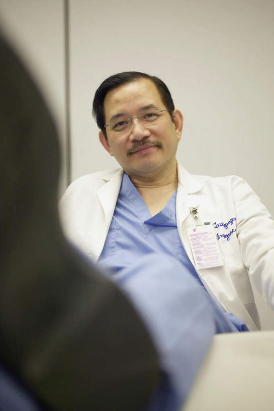 两个人,医生,病人,坐,笑,微笑,露齿笑,竖图,室内,白天,正面,亚洲,仅一个男性,仅一个中年男性,朦胧,模糊,眼镜,黄种人,听诊器,职责,看病,白大褂,工作室,就诊,咨询,工作间,男人,男性,中年男性,亚洲人,医师,交谈,坐着,半身,彩图