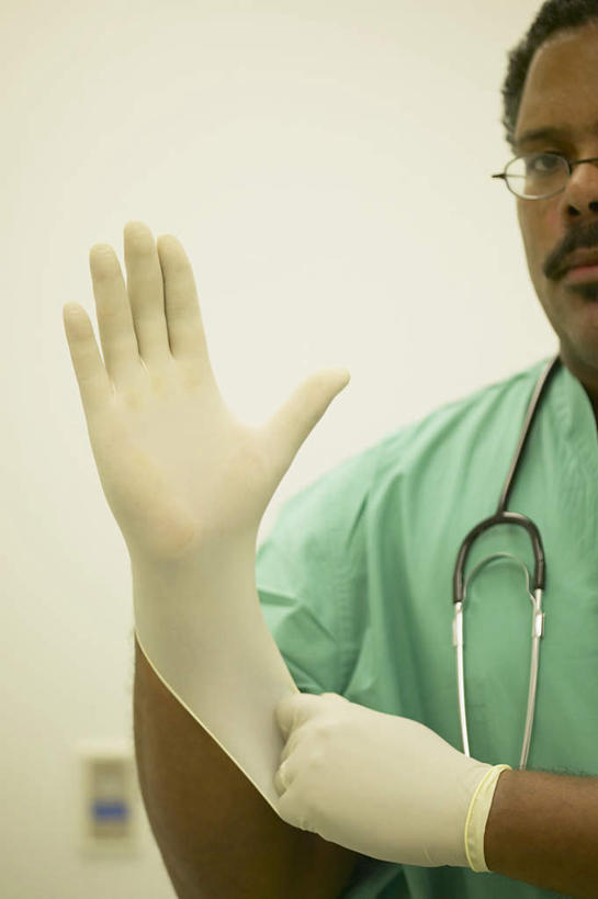 一个人,医生,医院,站,竖图,室内,特写,白天,正面,工作服,制服,非洲,黑人,仅一个人,戴,眼镜,注视,手套,听诊器,观察,看,站着,医护人员,手部,橡胶,观看,察看,手术室,工作室,关注,橡胶手套,橡胶制品,工作间,医用手套,工作制服,非洲人,医师,站立,半身,彩图,工作套服