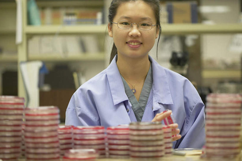 一个人,科学家,办公室,笑,微笑,露齿笑,横图,室内,白天,背景,正面,工作服,制服,实验,亚洲,仅一个人,制作,堆叠,模糊,培养皿,眼镜,实验室,注视,黄种人,排列,观察,看,观看,工作人员,察看,样本,关注,医疗器械,工作间,实验服,工作制服,女人,女性,亚洲人,技术员,半身,彩图,工作套服