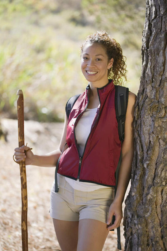 手,一个人,运动员,笑,微笑,露齿笑,竖图,室外,白天,正面,锻炼,快乐,运动,树林,欧洲人,仅一个人,握,服装,朦胧,模糊,拿,拿着,注视,休闲装,娱乐,树,树木,衣服,背包,观察,看,靠,靠着,休闲,健康,休闲服,体育用品,摄像,握着,服饰,观看,察看,体育运动,关注,体育,年轻女性,女人,女性,登山,爬山,半身,彩图,健身