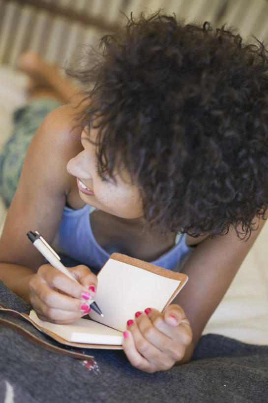 西方人,一个人,笑,微笑,竖图,室内,特写,白天,正面,度假,窗帘,床,欧洲,非洲,黑人,欧洲人,仅一个人,写,服装,朦胧,模糊,笔,毛毯,毯子,床单,指甲油,注视,休闲装,娱乐,被子,衣服,本子,笔记本,观察,记录,看,趴着,休闲,休闲服,斜视,服饰,单人床,观看,支撑,察看,撑着,被单,关注,歪,年轻女性,女人,女性,非洲人,卷发,趴,半身,彩图