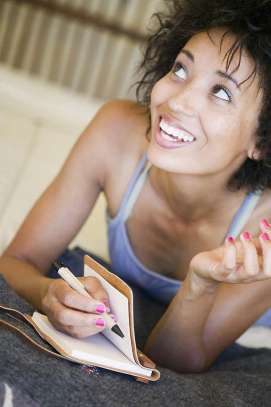 西方人,一个人,笑,微笑,竖图,室内,特写,白天,正面,度假,窗帘,床,欧洲,非洲,黑人,欧洲人,仅一个人,写,服装,朦胧,模糊,笔,毛毯,毯子,床单,指甲油,注视,休闲装,娱乐,被子,衣服,本子,笔记本,观察,记录,看,趴着,休闲,休闲服,斜视,服饰,单人床,观看,支撑,察看,撑着,被单,关注,歪,年轻女性,女人,女性,非洲人,卷发,趴,半身,彩图