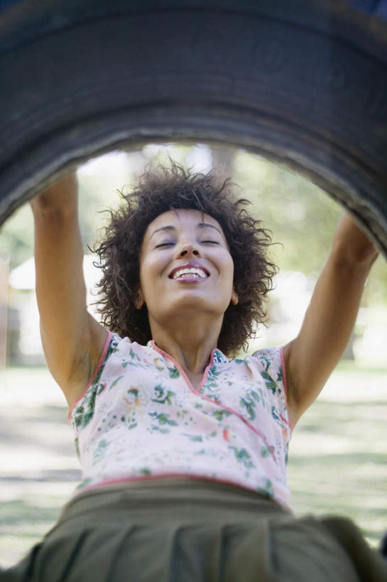 西方人,一个人,坐,笑,微笑,露齿笑,竖图,室外,特写,白天,正面,旅游,度假,树林,水,欧洲,非洲,黑人,欧洲人,仅一个人,服装,朦胧,模糊,水池,水塘,注视,休闲装,娱乐,树,树木,衣服,车轮,轮胎,荡秋千,扶,观察,看,享受,休闲,休闲服,抓,放松,服饰,观看,察看,抓着,抓住,扶着,关注,年轻女性,女人,女性,非洲人,卷发,玩耍,坐着,半身,彩图