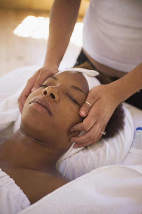 西方人,两个人,按摩师,美容师,美容院,躺,闭眼,竖图,俯视,室内,特写,白天,按摩,美容,旅游,度假,床,欧洲,非洲,黑人,欧洲人,双手,浴巾,床单,年轻,娱乐,被子,束发,顾客,白色,毛巾,保养,享受,休闲,放松,单人床,被单,裹着,主顾,年轻女性,女人,女性,非洲人,长发,脸部,面部,躺着,半身,彩图,高角度拍摄