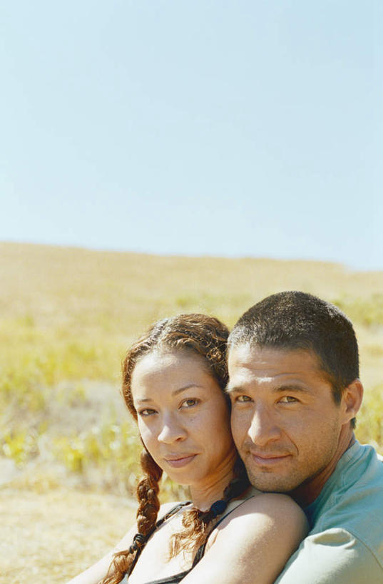 西方人,脸,头,脸颊,两个人,抱,笑,微笑,露齿笑,竖图,室外,特写,白天,正面,爱情,旅游,度假,草地,草坪,欧洲,欧洲人,阴影,光线,影子,浪漫,依偎,注视,娱乐,束发,肩膀,草,蓝色,蓝天,天空,阳光,天,观察,看,享受,休闲,恩爱,放松,恋人,晴朗,观看,察看,关注,万里无云,男人,男性,年轻男性,年轻女性,女人,女性,白种人,头部,长发,脸部,脸蛋,面部,情侣,晴空,晴空万里,怀抱,搂,搂抱,相抱,拥抱,半身,彩图,伴侣