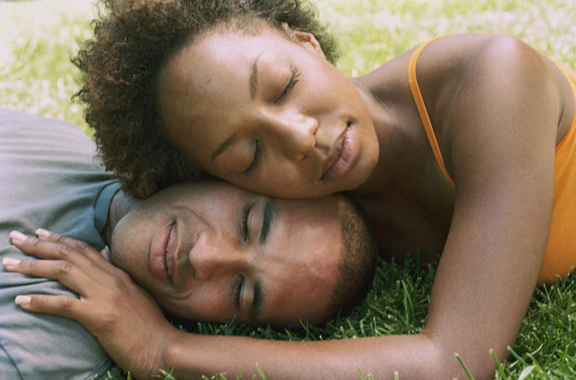 西方人,脸,头,脸颊,两个人,家庭,夫妻,躺,闭眼,笑,摸,微笑,横图,俯视,室外,特写,白天,爱情,旅游,度假,草地,草坪,欧洲,非洲,黑人,欧洲人,服装,感人,浪漫,休闲装,娱乐,肩膀,草,衣服,扶,享受,休闲,温暖,温馨,家属,一家人,休闲服,放松,恋人,服饰,爱护,和睦,扶着,情人,关爱,亲情,头上,爱侣,爱人,躺下,罗曼蒂克,亲属,甜蜜,非洲人,头部,脸部,脸蛋,面部,夫妇,情侣,触摸,接触,躺着,半身,彩图,高角度拍摄,伴侣